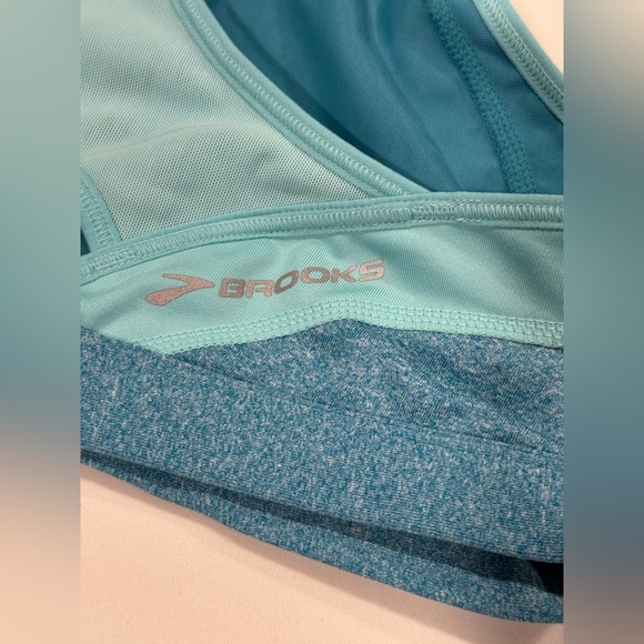 Brooks Versatile Bra - Picture 6 of 8